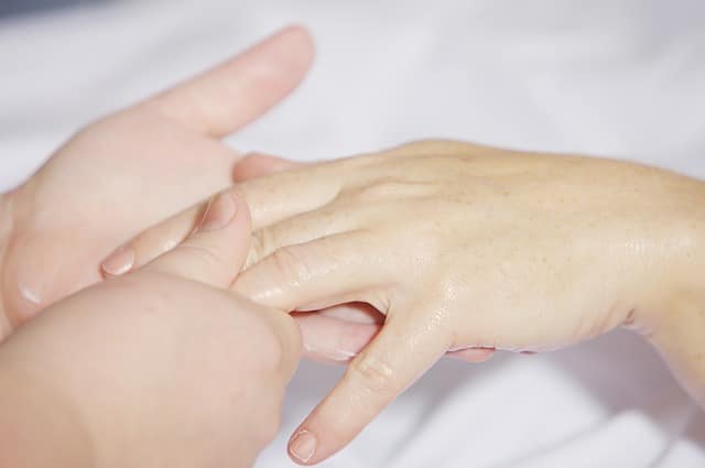 un massage des mains réalisé sur une femme