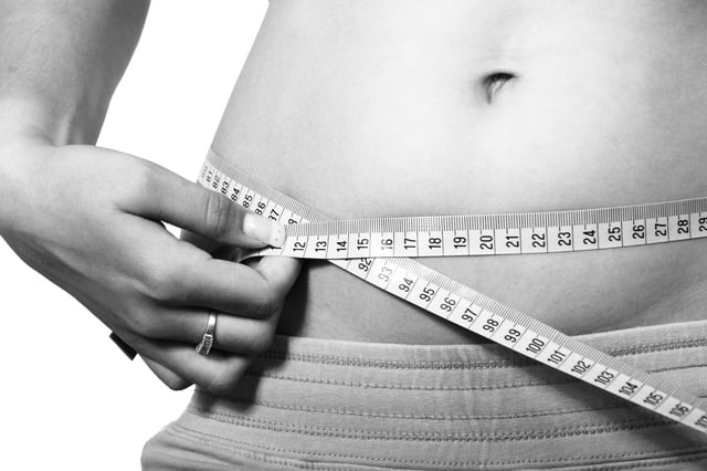 femme mesurant son ventre