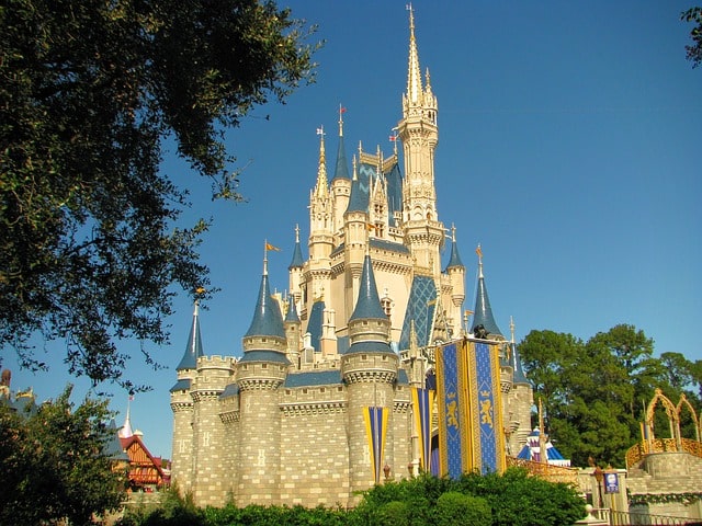 un chateau disney dans le parc