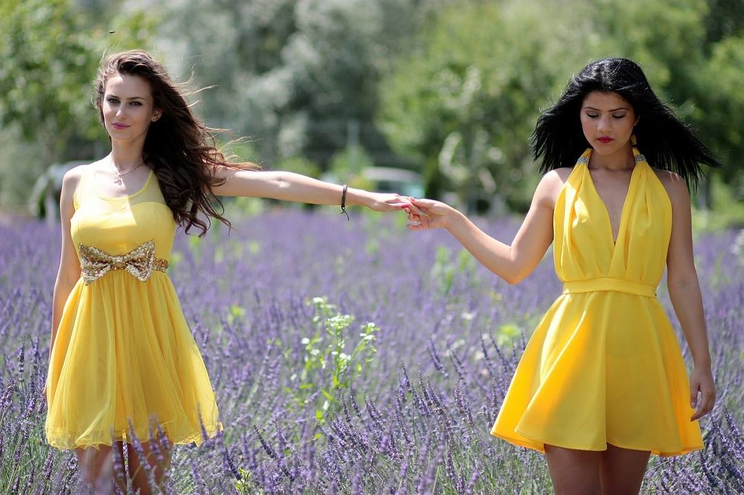 deux femmes en robe jaune