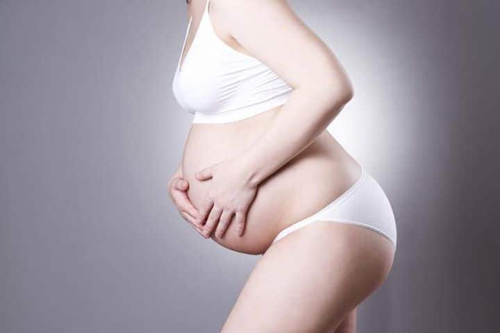 une femme enceinte en lingerie