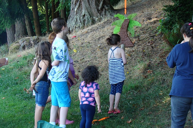 des enfants jouant sur une pinata
