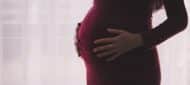 femme enceinte touche son ventre