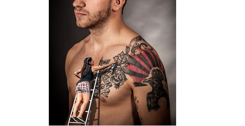 tatouage d'homme sur le torse et épaule