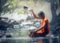 bouddhiste au bord d'un ruisseau