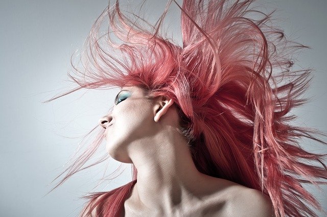 femme aux cheveux roses
