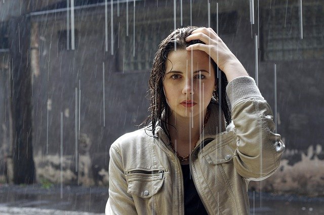 femme avec un blouson sous la pluie