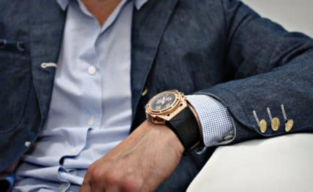 homme avec une montre de luxe