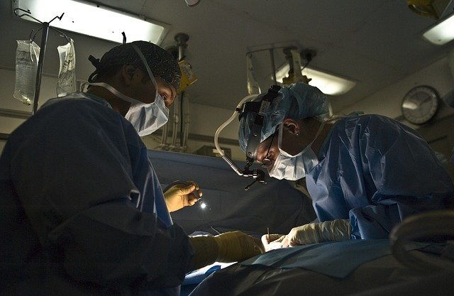 deux chirurgiens qui travaillent