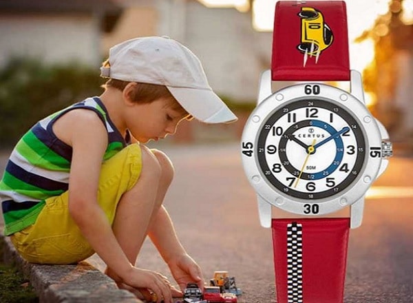 enfant avec une montre pédagogique