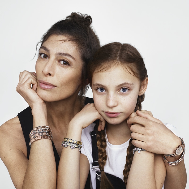 femme et sa fille avec des bijoux