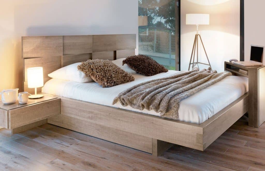chambre en bois avec lit écologique