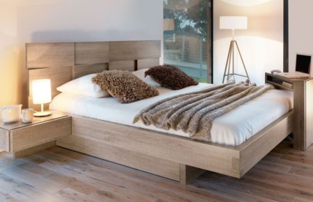 chambre en bois avec lit écologique