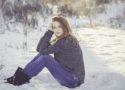 femme assise sur la neige
