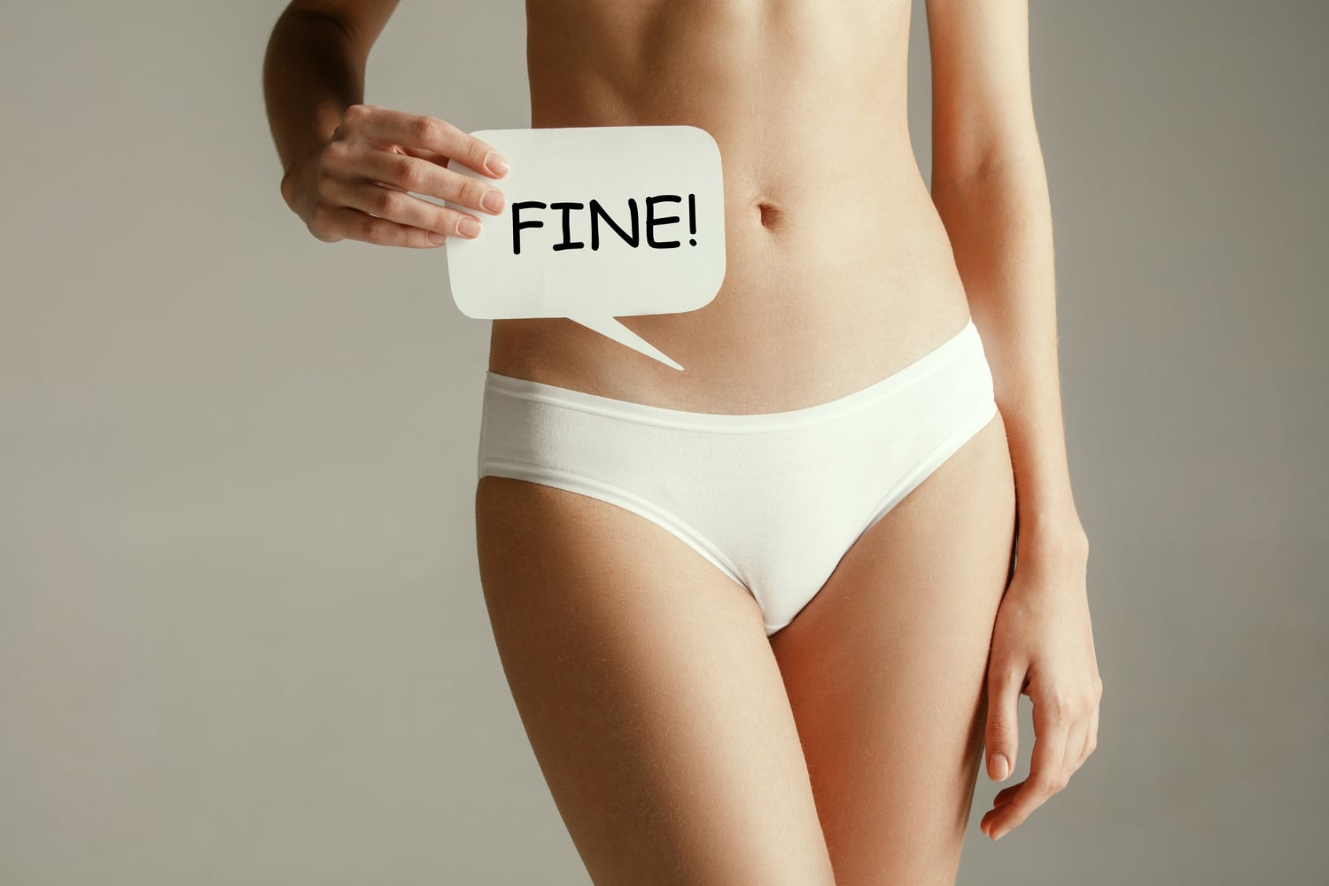 Femme en sous vêtement portant un short blanc en coton et une étiquette sur laquelle est écrit Fine