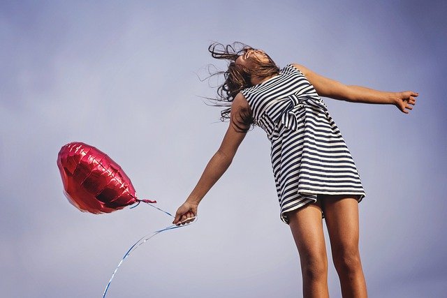 femme avec un ballon gonflable rouge