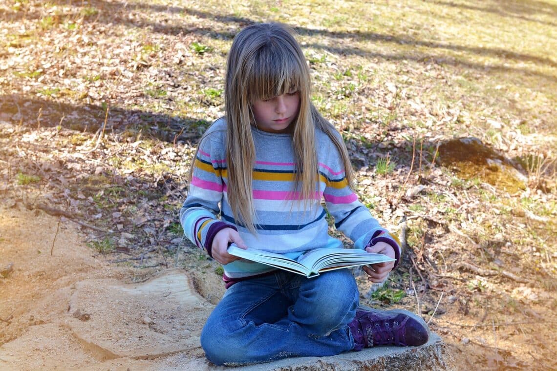 fille lisant un livre