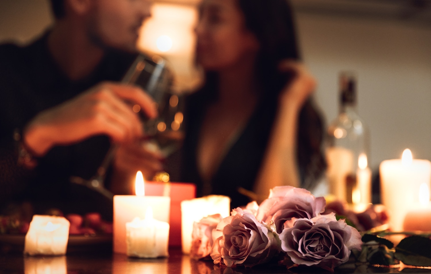 couple faisant un diner romantique