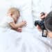 un homme qui photographie un bébé