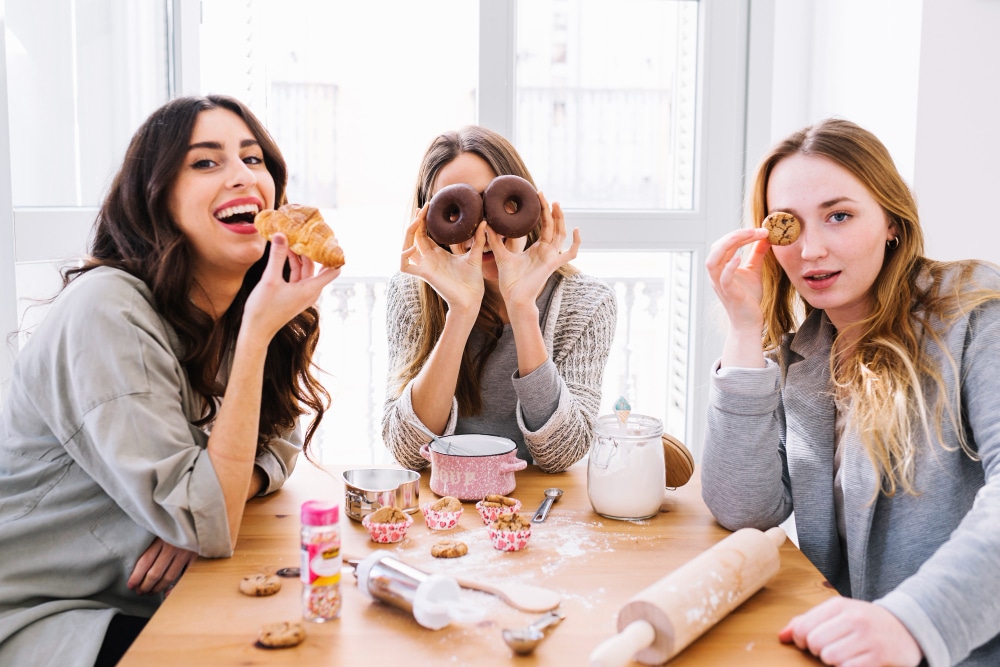 femmes mangeant lors d'un brunch