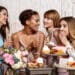 femmes prenant un brunch