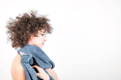 femme frisotti dans cheveux