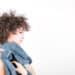 femme frisotti dans cheveux