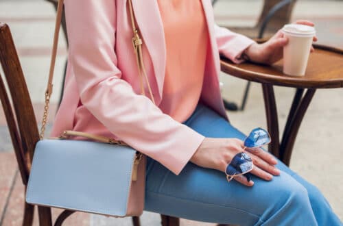 femme avec petit sac a main